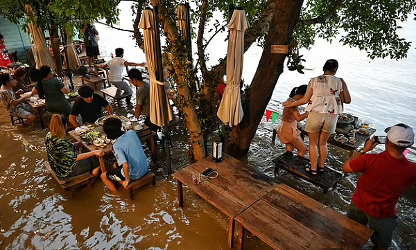 Thai Lan: Nha hang ngap nuoc, khach xan quan dung an!-Hinh-2