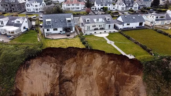 Một trận sụt lở ở làng Nefyn, Wales, Anh, vào ngày 20/4/2021 khiến những ngôi nhà như cheo leo trước cửa Tử thần.