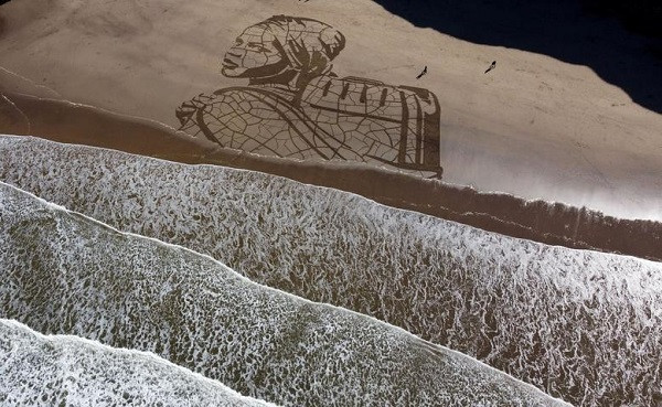 Bức chân dung khổng lồ rộng 60m trên biển Whitby, Anh dần bị thủy triều xóa lấp, làm nổi bật tác động tiêu cực của biến đổi khí hậu.