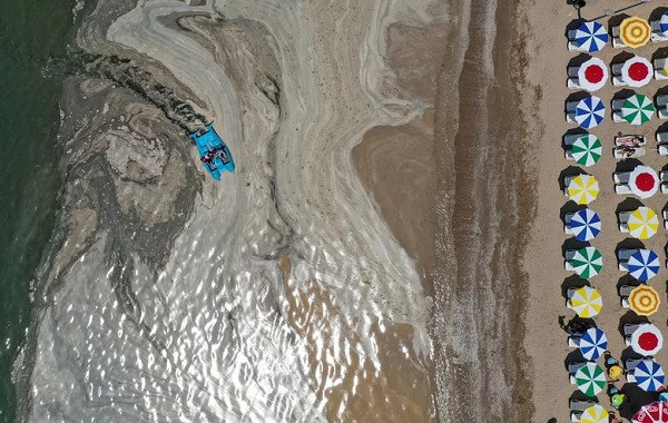 Chất nhầy bất thường bao phủ bờ biển Thổ Nhĩ Kỳ, đe dọa các sinh vật và ngành đánh bắt hải sản.