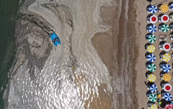 Chất nhầy bất thường bao phủ bờ biển Thổ Nhĩ Kỳ, đe dọa các sinh vật và ngành đánh bắt hải sản.