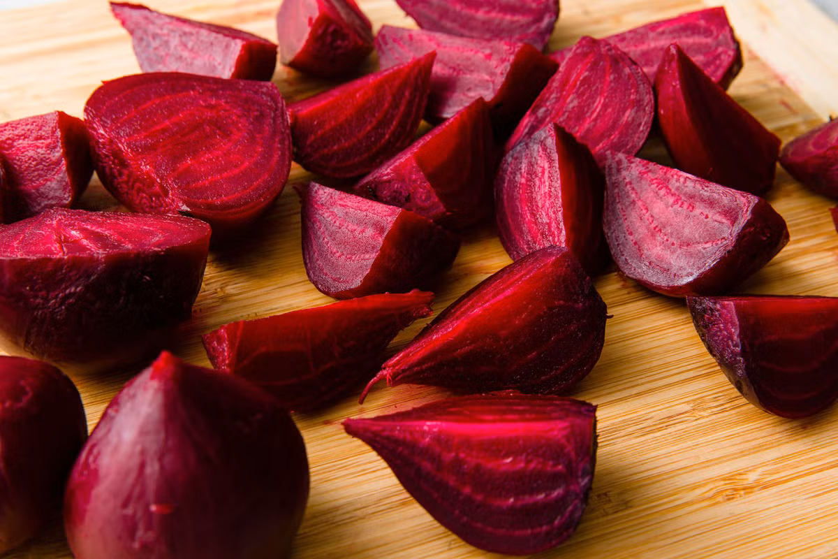 Không những vậy, củ cải đường chứa nitrat, có thể giúp tăng lưu lượng máu đến não, cải thiện chức năng nhận thức và có thể làm giảm nguy cơ mắc chứng mất trí nhớ. Ảnh: hearstapps.