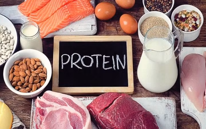 Người bị sốt xuất huyết nên kiêng trứng và những thực phẩm chứa nhiều protein. Ảnh: vinmec.