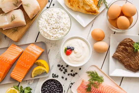 Khi bị sốt xuất huyết cơ thể của người bệnh có thể bị sốt cao, nếu tiêu thụ những thực phẩm trên sẽ khiến cho cơ thể của chúng ta mệt mỏi hơn và lâu hồi phục hơn. Ảnh: healthplus.