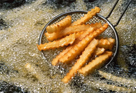 Người bị sốt xuất huyết nên tránh đồ ăn nhiều dầu mỡ như các món chiên, xào,...Ảnh: bncmedipharm.