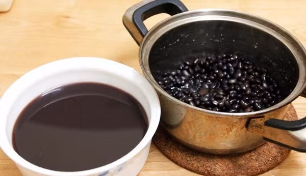 Trong suốt giai đoạn bị bệnh, người bệnh nên kiêng ăn các loại thực phẩm có màu đỏ, nâu, đen. Ảnh: tintaynguyen.