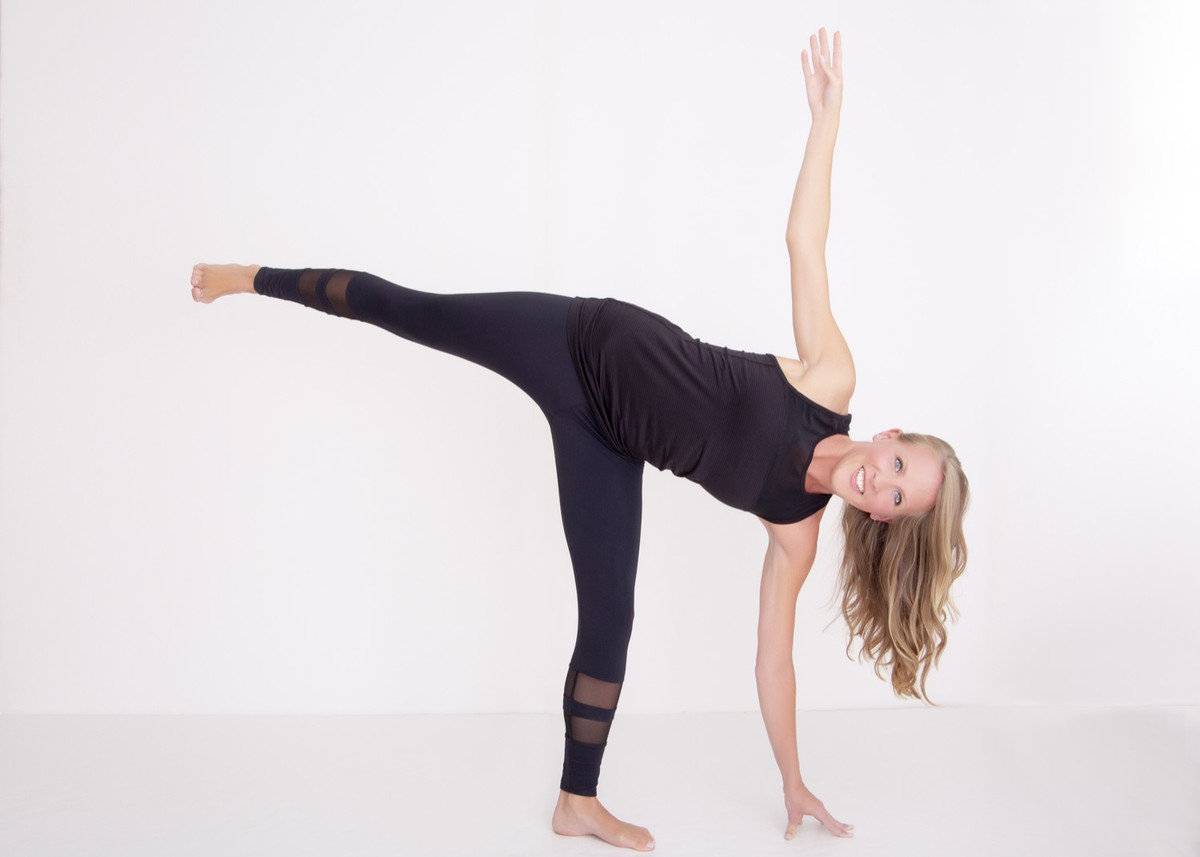 Bạn hít vào co gối phải, lướt nhẹ chân trái về trước. Đồng thời vươn tay phải về trước, qua khỏi các ngón chân khoảng 20cm. Ảnh: wefit.