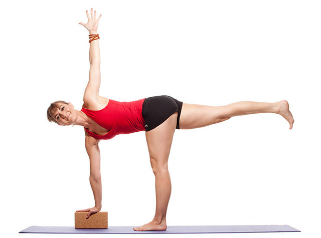 Trước hết, để tập tư thế nửa vầng trăng, bạn hãy bắt đầu với tư thế tam giác (nghiêng bên phải), đặt tay trái lên hông trái. Ảnh: shopgiaphat.