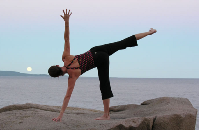 Lúc này, bạn dồn trọng lượng cơ thể lên chân trái, tay dưới đặt dưới sàn để giữ thăng bằng. Ảnh: thuocdantoc.