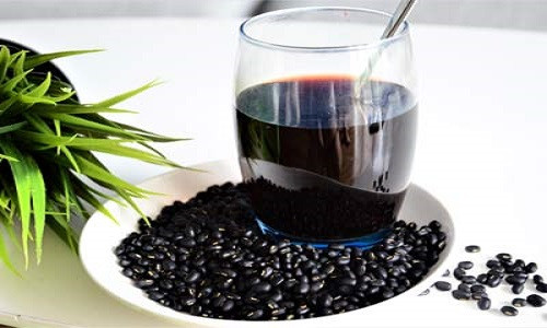 Lý do là vì đậu đen có tác dụng giải độc. Trong thành phần của nó còn có chứa các loại phospho hữu cơ, protein, các kim loại nặng có thể kết hợp thành các chất kết tủa. Ảnh: iwthanoi.