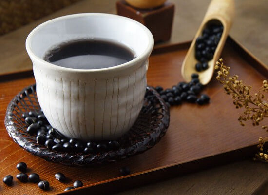 Nếu dùng nhiều nước đậu đen có thể gây ra vấn đề về tiêu hóa, đầy bụng, đau bụng. Ảnh: congdonglamdep.