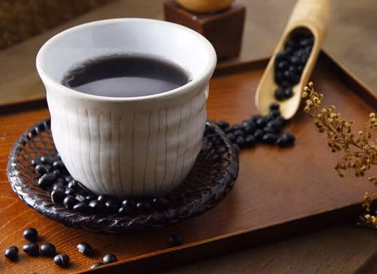 Nếu dùng nhiều nước đậu đen có thể gây ra vấn đề về tiêu hóa, đầy bụng, đau bụng. Ảnh: congdonglamdep.