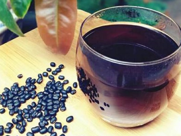 Những người có cơ thể hàn lạnh thì không nên uống nước đậu đen. Ảnh: tienphong.