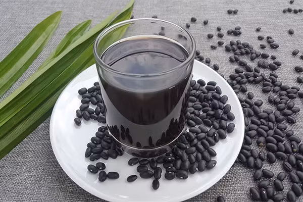 Bác sĩ khuyến cáo những người đang trong quá trình dùng thuốc không nên uống nước đậu đen. Ảnh: kangaroovietnam.