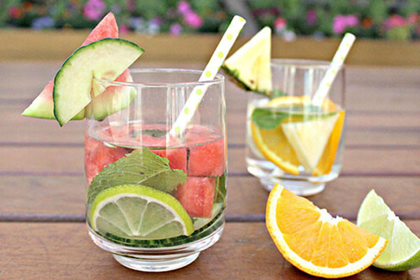 Cam, bưởi giàu vitamin C đốt cháy mỡ thừa nhanh hơn còn dưa leo có tác dụng giải độc hữu hiệu. Detox bưởi, cam, dưa leo sẽ là lựa chọn giảm cân hàng đầu cho các chị em. Ảnh: phuongphap.