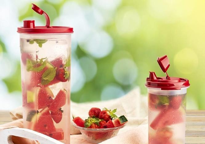 Bên cạnh đó, bạn có thể thử detox dưa hấu, dâu tây, bạc hà. Dưa hấu có tác dụng giúp cân bằng huyết áp ổn định trong cơ thể trong khi dâu tây lại giàu chất chống oxy hóa nên sẽ là một nguồn cung cấp dinh dưỡng tuyệt vời. Ảnh: tupperware.
