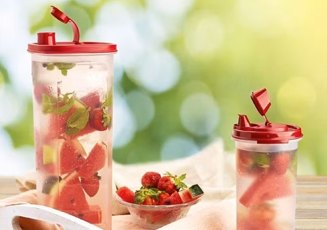 Bên cạnh đó, bạn có thể thử detox dưa hấu, dâu tây, bạc hà. Dưa hấu có tác dụng giúp cân bằng huyết áp ổn định trong cơ thể trong khi dâu tây lại giàu chất chống oxy hóa nên sẽ là một nguồn cung cấp dinh dưỡng tuyệt vời. Ảnh: tupperware.