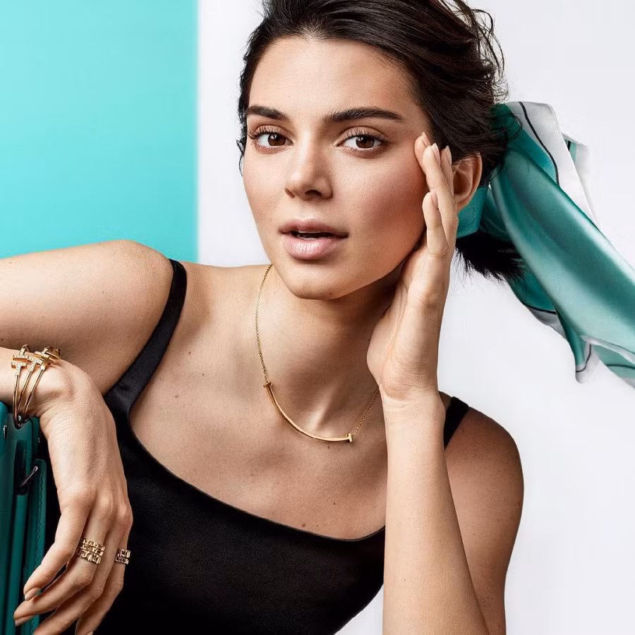  Niacinamid: Còn được gọi là vitamin B3, niacinamide cải thiện màu da và kết cấu, và giúp làm mờ các vết thâm. 