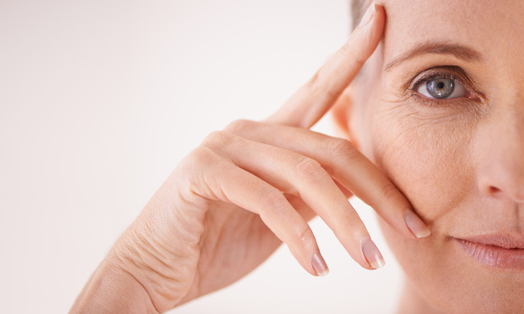  Retinol: Retinol là một dạng vitamin A và được cho là thành phần thuốc không kê đơn hiệu quả nhất để làm giảm nếp nhăn. Retinol cũng tăng tốc độ luân chuyển tế bào và làm mịn da.