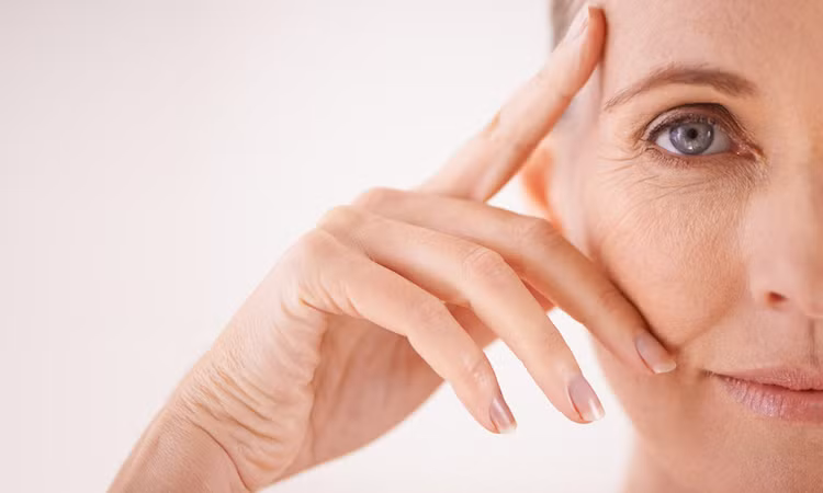  Retinol: Retinol là một dạng vitamin A và được cho là thành phần thuốc không kê đơn hiệu quả nhất để làm giảm nếp nhăn. Retinol cũng tăng tốc độ luân chuyển tế bào và làm mịn da.