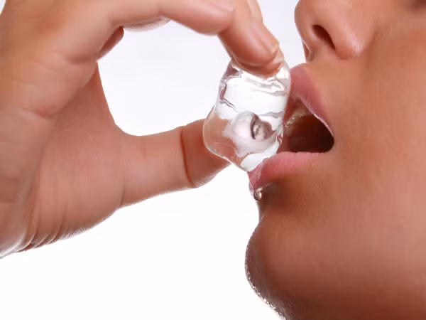 Bạn có thể trị loét miệng bằng cách đặt một viên đá trên vết loét miệng. Đá sẽ gây tê khu vực, làm giảm đau và viêm, giúp bạn bớt đi cảm giác khó chịu.