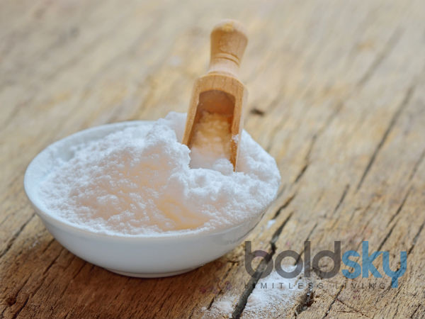 Baking soda có tính kiềm nên sẽ giúp trung hòa axit gây kích ứng, đồng thời hỗ trợ tiêu diệt vi khuẩn bên trong miệng, giúp vết loét mau lành.