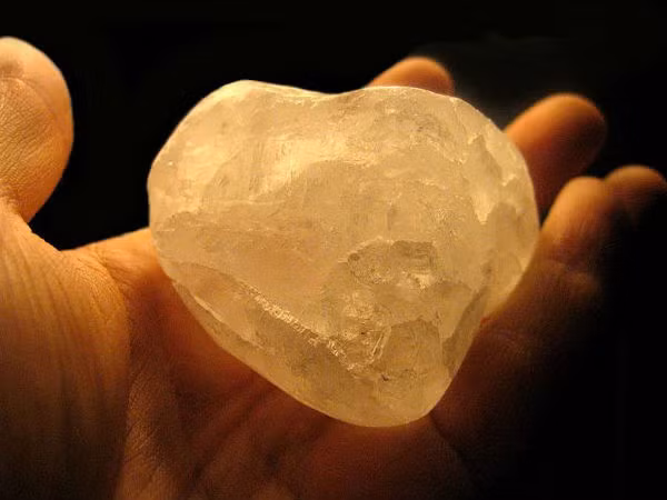 Bột phèn chua được sử dụng trong y học cổ truyền để điều trị loét miệng, giúp tăng tốc quá trình làm lành vết thương bằng cách giảm viêm.