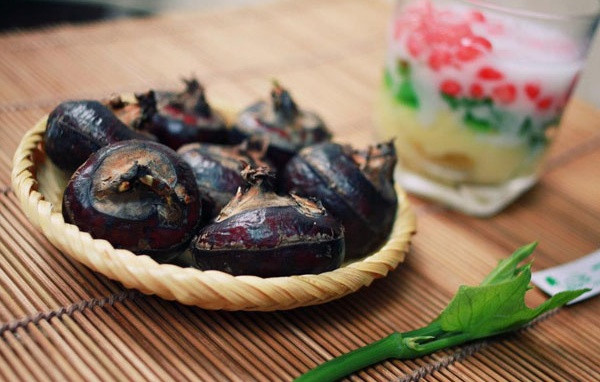 Vì vậy, khi ăn củ mã thầy, dù ăn sống hay dùng để chế biến món ăn cũng phải bóc vỏ trước cho thật sạch. Ảnh: healthplus.