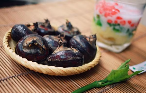 Vì vậy, khi ăn củ mã thầy, dù ăn sống hay dùng để chế biến món ăn cũng phải bóc vỏ trước cho thật sạch. Ảnh: healthplus.