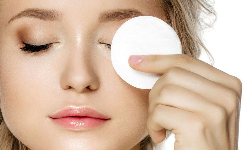 Vitamin C: Đây là một trong những chất chống oxy hóa chăm sóc da được sử dụng rộng rãi và được nghiên cứu nhiều nhất. Vitamin C giúp kích thích sản xuất collagen và là chất chống oxy hóa tốt nhất để làm mờ các vết thâm. Tuy nhiên, vitamin C dễ bị phân hủy. Vì vậy có thể được giảm nhẹ phần nào bằng cách sử dụng bao bì tối màu, hút chân không.