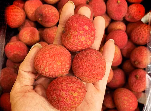 Tương tự, người ta cũng bảo quản quả vải bằng cách đốt, xông lưu huỳnh. Ảnh: vnecdn.