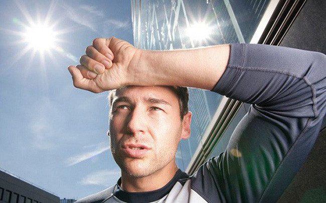 Khi bị cảm nắng, cơ thể sẽ cảm thấy mệt mỏi, lả người, buồn nôn, ói mửa. Ảnh: vcafefcdn.