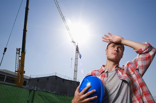 Da khô, sắc tố da nhợt nhạt kèm theo nhức đầu cũng là những dấu hiệu của cảm nắng. Ảnh: meovatdoisong.