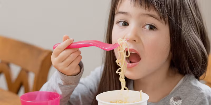 Cho tre an sang the nay bang hai con, thuc pham nao can tranh?-Hinh-2