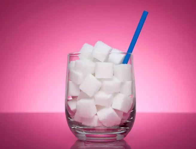 Hầu hết các đồ uống có đường đều có nhiều fructose, có liên quan đến béo phì, huyết áp cao, mỡ máu cao và rối loạn chức năng động mạch. Rối loạn chuyển hóa có thể dẫn đến tăng nguy cơ mắc chứng mất trí nhớ.