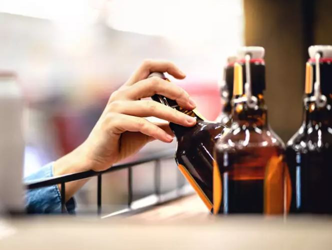 Rượu chắc chắn cũng là loại đồ uống có thể ảnh hưởng nghiêm trọng đến sức khỏe não bộ.