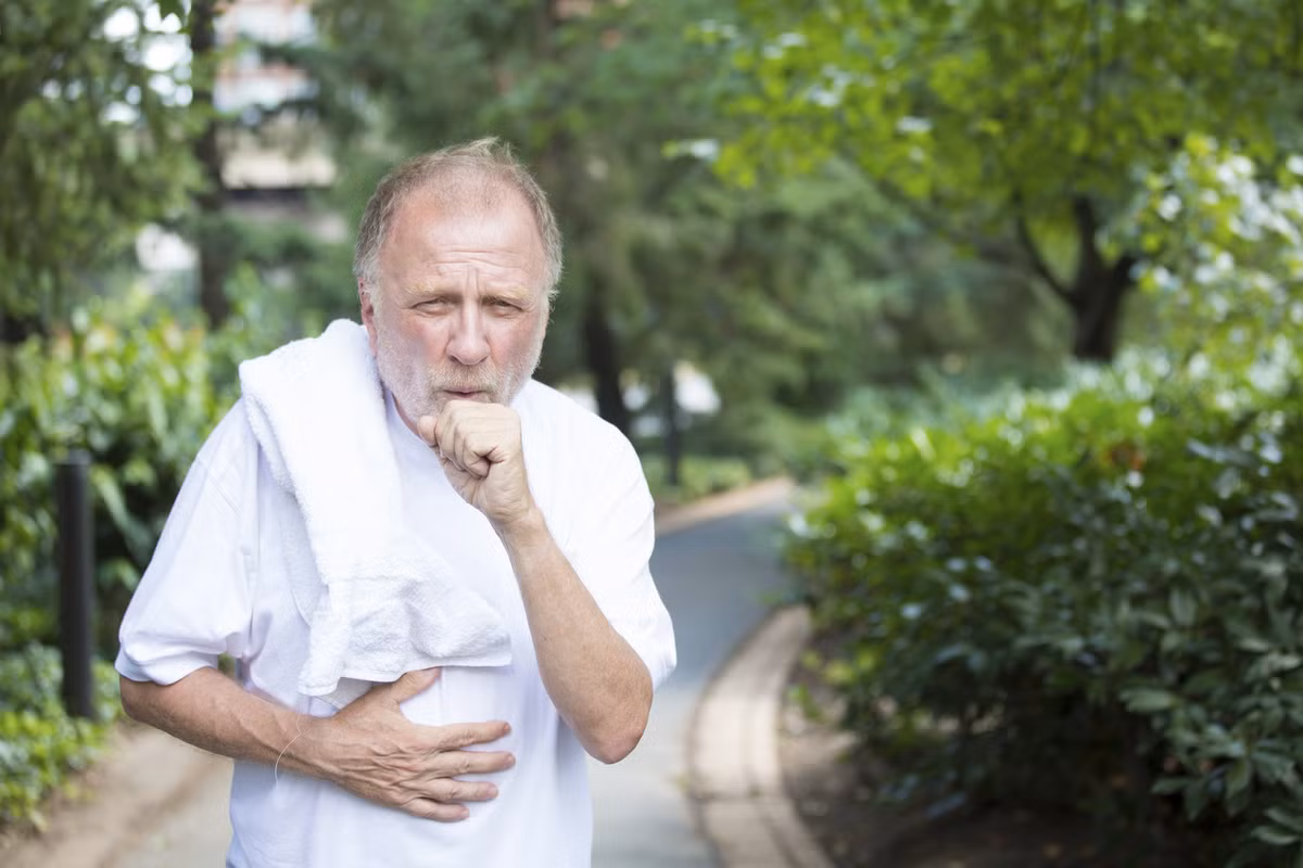 Ngoài ra, người cao tuổi cũng sẽ dễ mắc một số bệnh về đường hô hấp như viêm phế quản mạn tính, giãn phế quản hoặc hen suyễn,...Ảnh: benh.