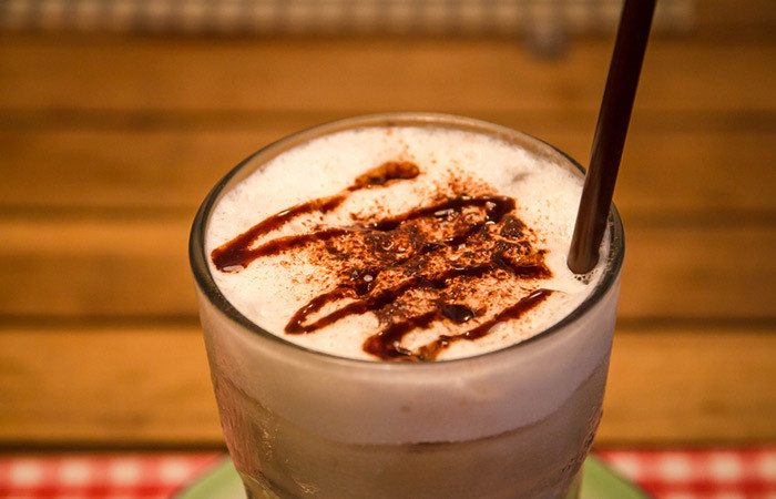  Ca cao nóng. Nguyên liệu: 1 ly sữa tươi tách béo, 1 ly sữa sô-cô-la hoặc ca cao, 1 thìa bột protein, 1/2 chén phô mai tươi. Cách làm sữa lắc ca cao: Cho nước nóng và tất cả các nguyên liệu vào máy xay sinh tố. Xay cho đến khi được hỗn hợp mịn. Sau đó, rót ra bình lắc hoặc ly thủy tinh lớn để thưởng thức. Thời điểm uống tốt nhất: bữa tối hoặc trước tập thể dục.