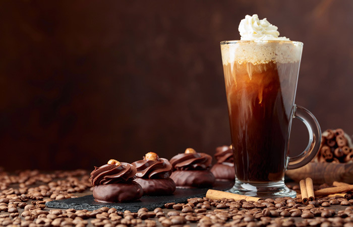  Sữa lắc cà phê. Nguyên liệu: 1 ly cà phê nóng, 2 thìa cà phê mật ong, 1 thìa bột đạm vị sô-cô-la. Cách làm: Cho 2 thìa cà phê mật ong và 1 thìa bột đạm vào cà phê nóng. Khuấy đều và thưởng thức. Thời điểm tốt nhất để uống sữa lắc cà phê là trước khi tập thể dục.