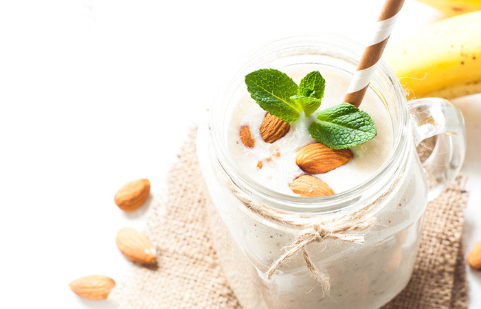  Sữa lắc trái cây. Nguyên liệu: 2 thìa bột đạm, 1 ly sữa hạnh nhân không đường hoặc 1 ly nước ép táo, nửa quả chuối, 1 thìa phôi lúa mì, 1 chén đào thái miếng, 3 quả dâu tây. Cách làm: Xay tất cả các nguyên liệu cho mịn rồi cho thêm nước để có độ sánh tùy thích. Thời điểm tốt nhất để uống sữa lắc này là trước khi tập luyện.