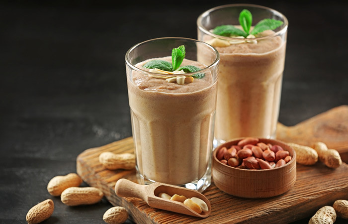  Sữa lắc ca cao bơ đậu phộng. Nguyên liệu: 2 thìa bơ đậu phộng, 1 ly sữa hạnh nhân không đường, 1/4 chén bột ca cao không đường, 2 thìa bột đạm vị vani, một nhúm bột quế, nước. Cách làm: Xay các nguyên liệu cùng lượng nước thích hợp. Rắc bột quế lên trên ly sữa lắc để tăng thêm hương vị. Bạn nên uống sữa lắc này trước hoặc sau khi tập dục.