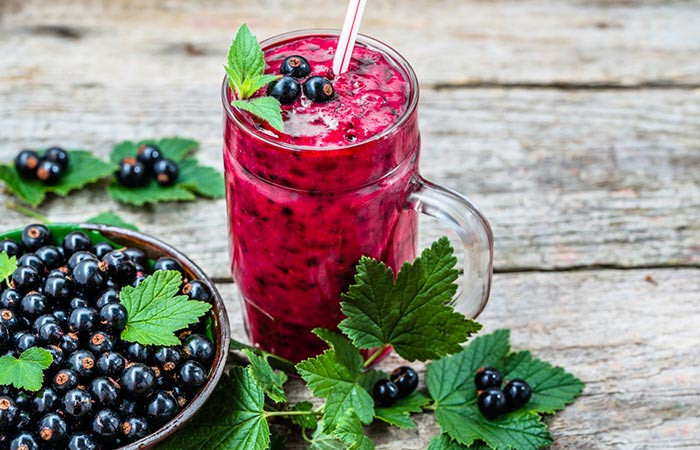  Sữa lắc quả mọng. Nguyên liệu: 2 chén quả mọng đông lạnh, 1 chén cải bó xôi, 1/2 chén sữa chua ít béo, 2 thìa bột đạm hương vani, 1 thìa canh hạt óc chó và nước. Cách làm: Xay tất cả các nguyên liệu bằng máy xay sinh tố. Cho thêm nước để có độ sánh như mong đợi. Thưởng thức với hạt óc chó đập vụn hoặc hạt hỗn hợp. Uống sữa lắc vào buổi sáng, trưa hoặc tối.