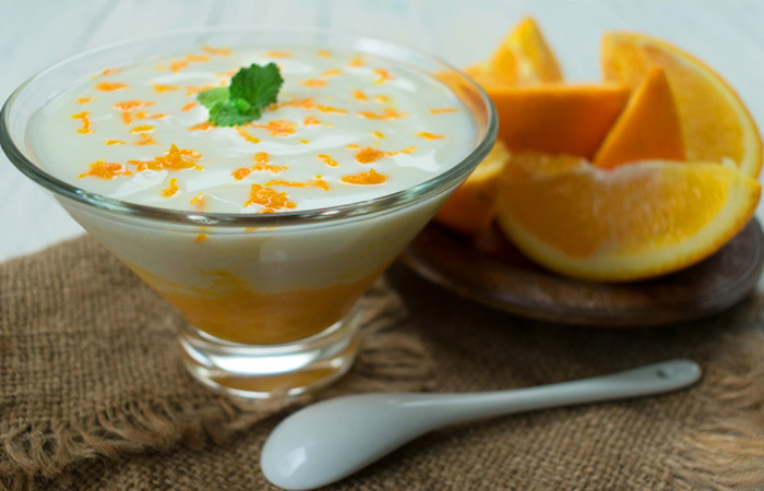  Sữa lắc cam: Nguyên liệu: nước ép cam tươi, 1/2 chén sữa chua vị vani tách béo, 1 thìa bột đạm vị vani. Cách làm: Cho các nguyên liệu vào máy xay sinh tố. Thêm nước để có độ sánh như mong muốn rồi xay mịn thành sinh tố. Thời điểm uống sữa lắc cam tốt nhất là vào buổi sáng.