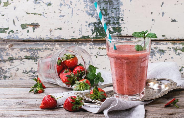 Sinh tố dâu tây, hạt chia. Nguyên liệu: 1/2 chén dâu tây đông lạnh, 1 chén sữa chua ít béo, 1 thìa cà phê hạt chia ngâm nước, 2 thìa bột đạm vị vani, một nhúm bột quế và nước. Cách làm: Xay các nguyên liệu (trừ hạt chia và bột quế) thành sữa lắc dạng mịn. Thêm nước để có hỗn hợp sánh như mong đợi. Bạn nên uống sữa lắc dâu tây hạt chia trước khi tập luyện. 