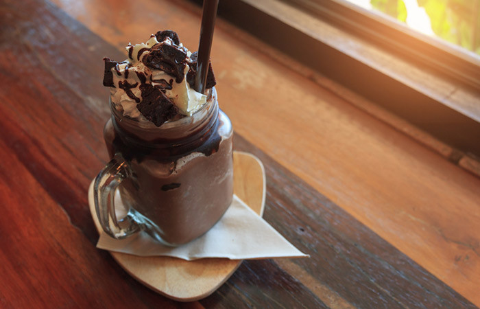  Sữa lắc sô-cô-la bánh hạnh nhân. Nguyên liệu: 1 ly sữa tươi tách béo, 1 thìa bột đạm, hạt vụn, 1 bánh sô-cô-la hạnh nhân. Cách làm: Cho bột đạm vào ly sữa tươi, khuấy đều để không bị vón cục. Cho hạnh nhân vụn lên trên bề mặt sữa lắc rồi cho bánh sô-cô-la hạnh nhân lên trên. Thời điểm uống tốt nhất là trước khi tập luyện.