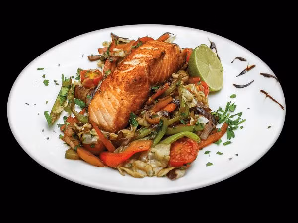 Chế độ ăn kiêng Weight Watchers cho phép bạn ăn ức gà bỏ da, đậu, trứng và cá, đồng thời hạn chế carbohyrate và thực phẩm giàu chất béo.