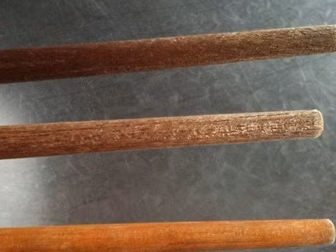 Do đó, bạn nên rửa đũa sạch và thay đũa thường xuyên để tránh nấm mốc nguy hại. Ảnh: vietnamnetjsc. Mời độc giả theo dõi video: Nguy cơ ngộ độc chì. Nguồn: VTC