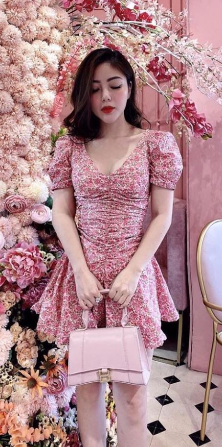 Trong những ngày hè oi bức thì chiếc váy hoa liền thân, họa tiết hoa màu hường này sẽ giúp các nàng giảm bớt cảm giác nóng bức đáng kể. Ảnh: nld.