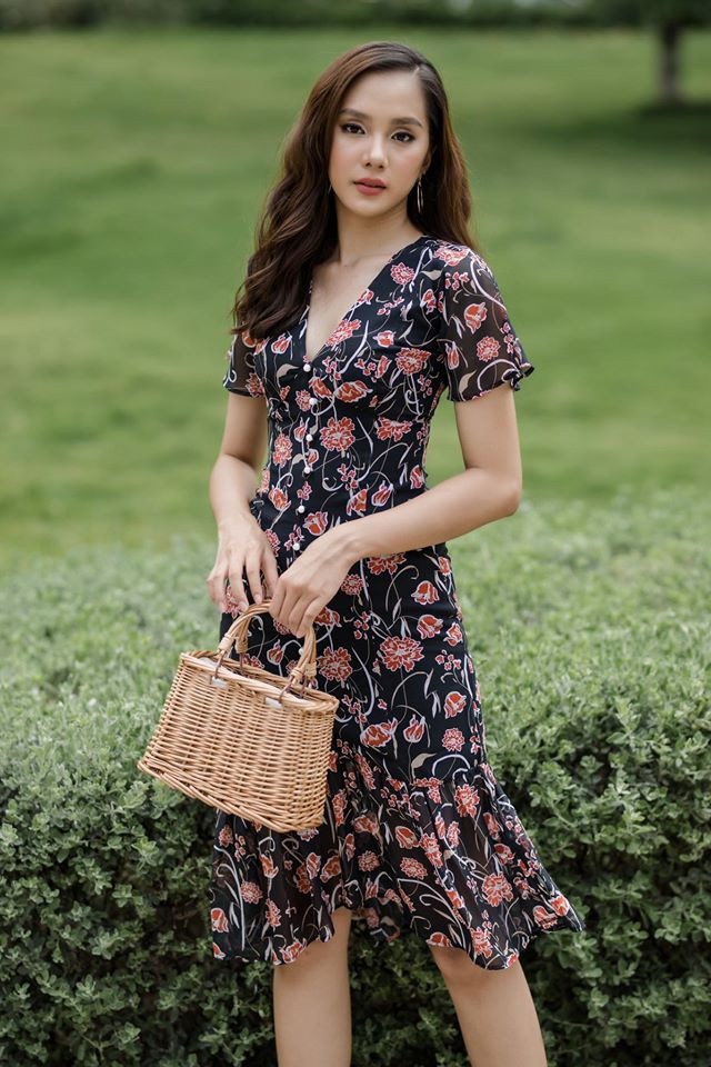 Chiếc váy hoa thướt tha mềm mại với chất liệu voan lụa tạo cho người mặc vẻ duyên dáng sang trọng và thanh lịch. Ảnh: datviet.