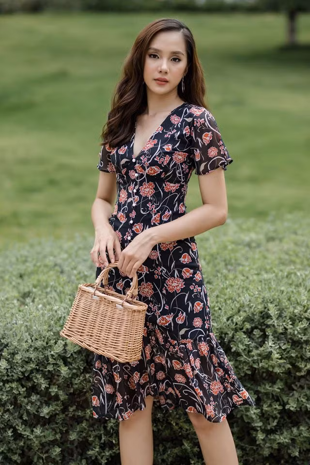 Chiếc váy hoa thướt tha mềm mại với chất liệu voan lụa tạo cho người mặc vẻ duyên dáng sang trọng và thanh lịch. Ảnh: datviet.